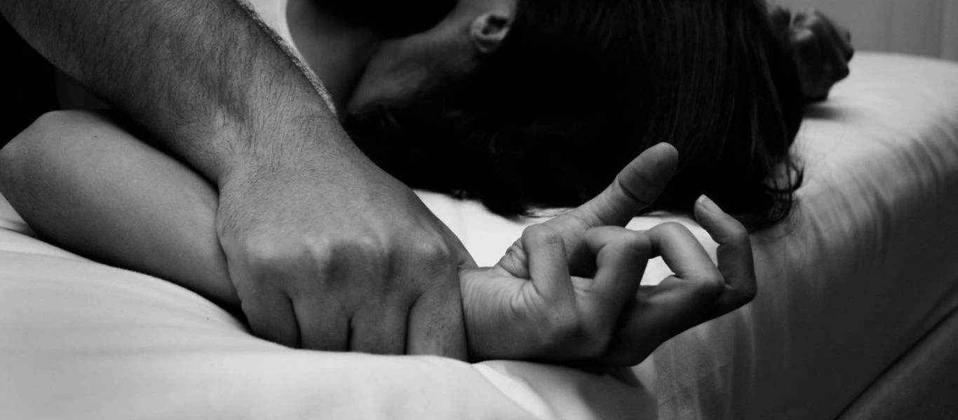 Ηράκλειο: Εφιαλτικό ξύπνημα για 55χρονη - Νεαρός συγγενής της αποπειράθηκε να τη βιάσει